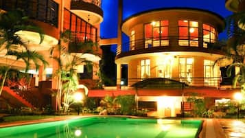 Piscina externa, guarda-sóis, espreguiçadeiras