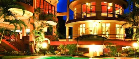 Outdoor pool, pool umbrellas, sun loungers