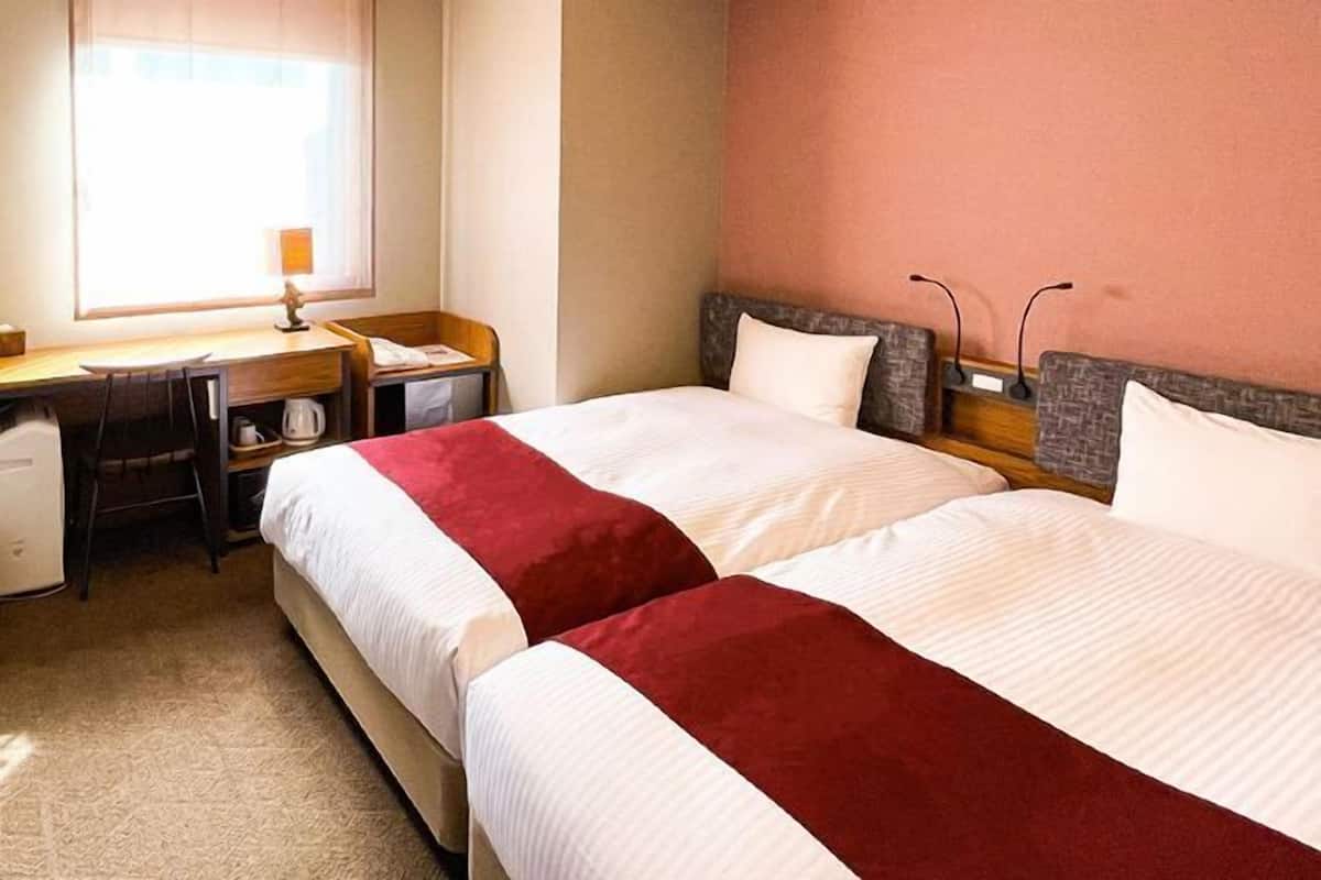 Camas con efecto memoria y caja de seguridad en la habitación