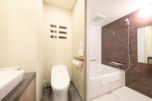 Superior Twin Room, Non Smoking | Bathroom | Combined shower/tub, free toiletries, bathrobes, slippers