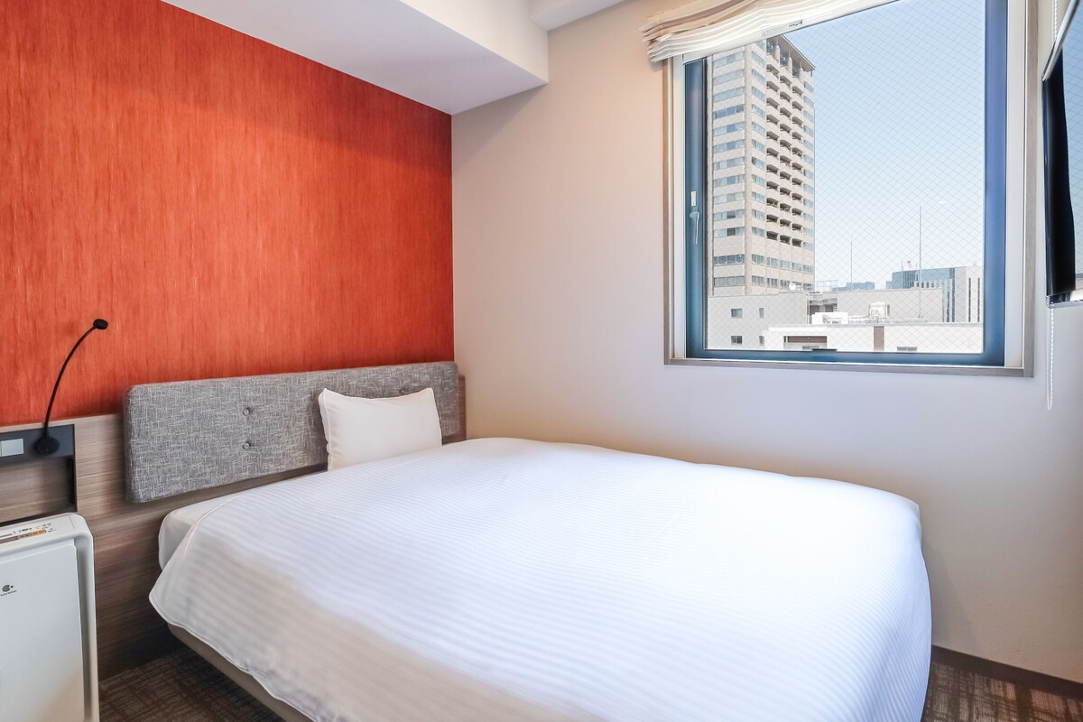 Memory foam beds, in-room safe, blackout drapes