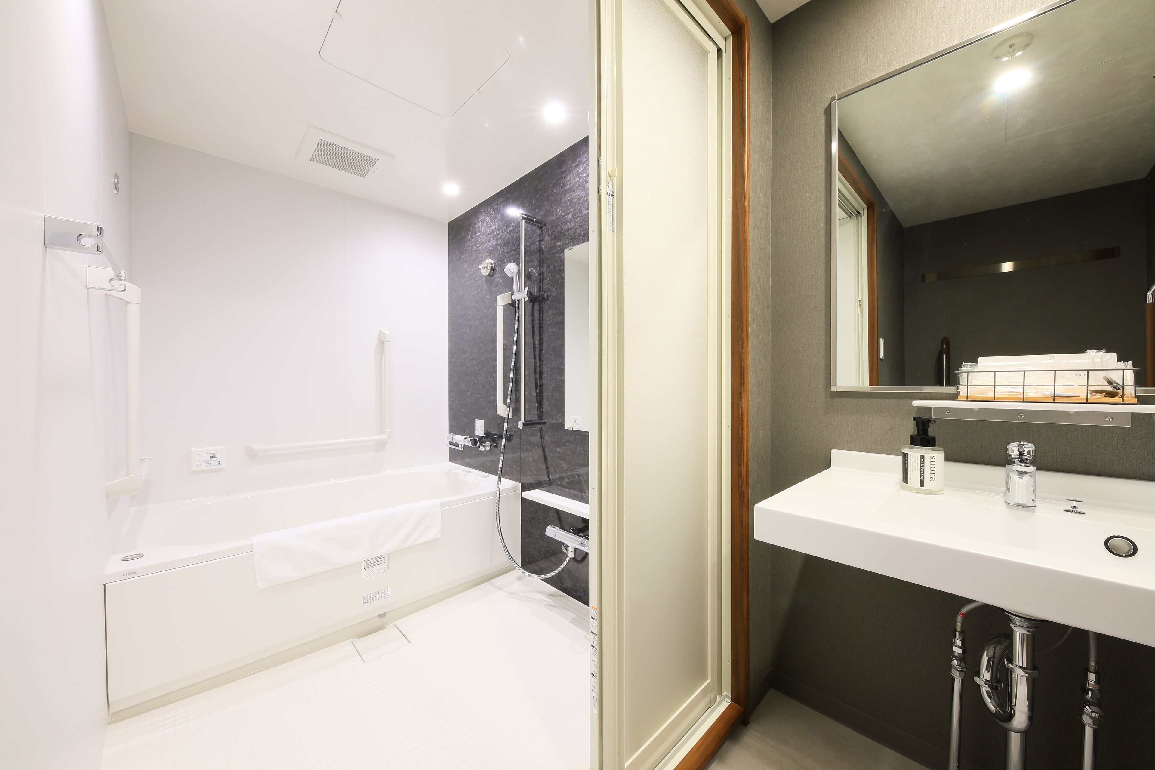 deluxe twin room, non smoking | bathroom | combined shower/bathtub, free toiletries, bathrobes, slippers