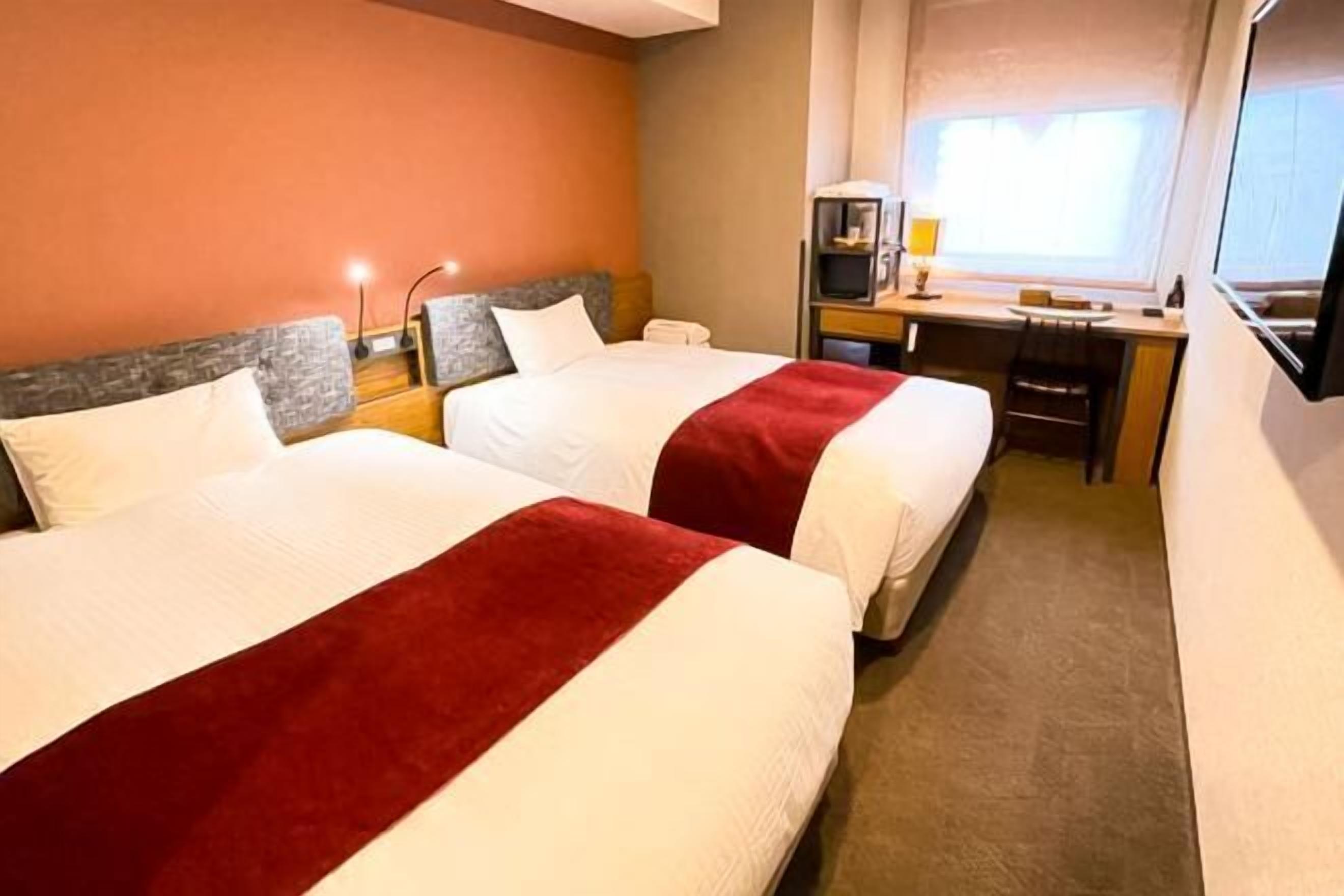 Bedden met traagschuimmatrassen, een kluis op de kamer