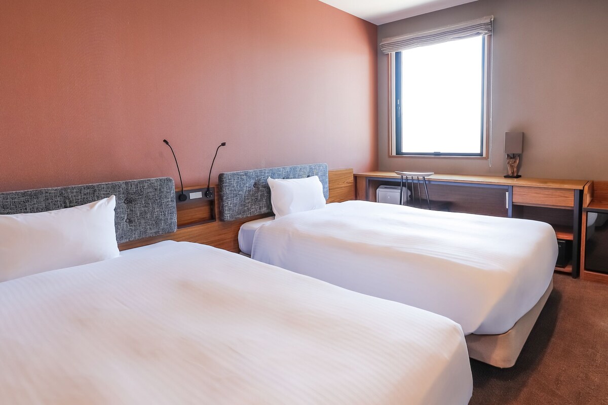 Memory foam beds, in-room safe, blackout drapes
