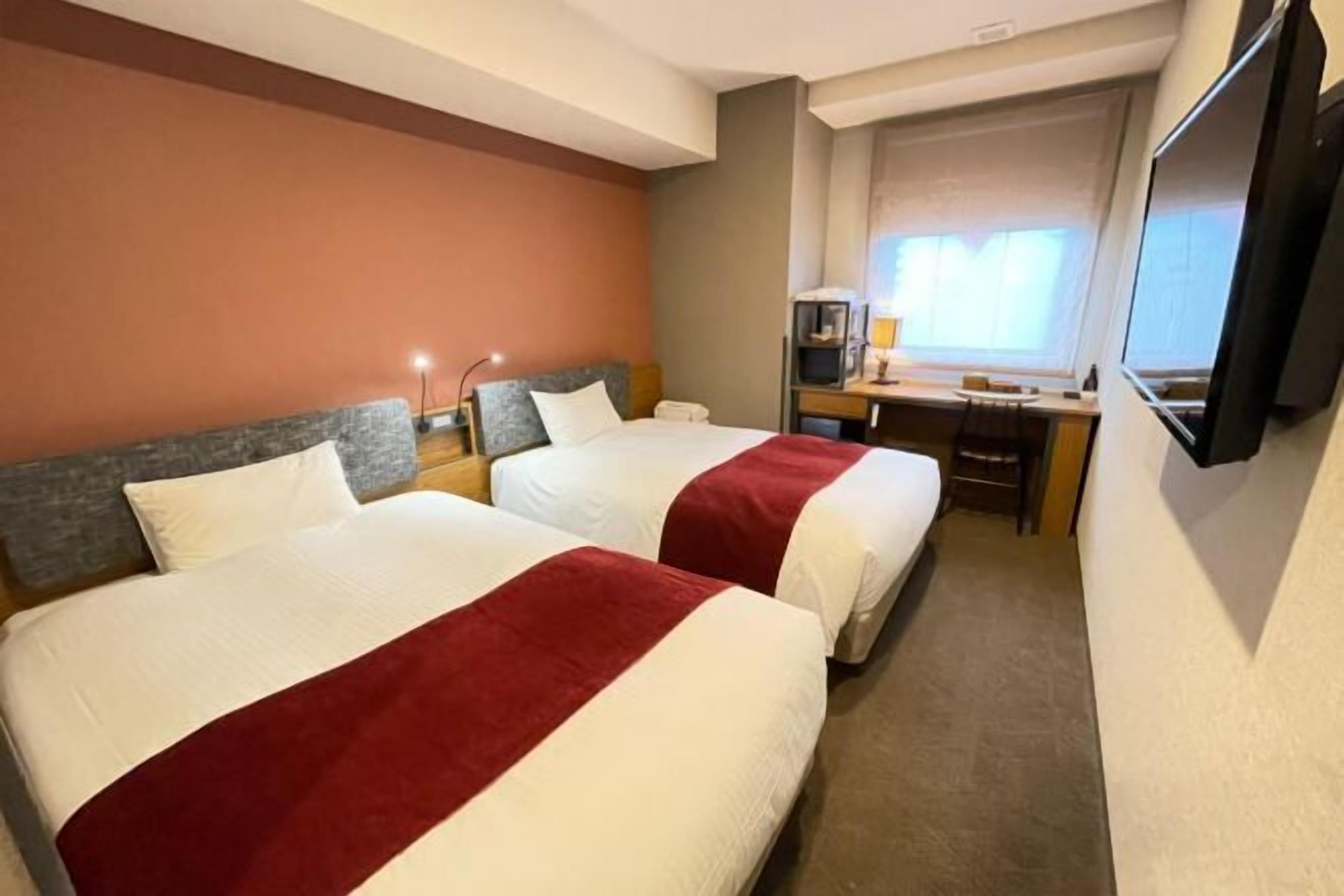 Bedden met traagschuimmatrassen, een kluis op de kamer