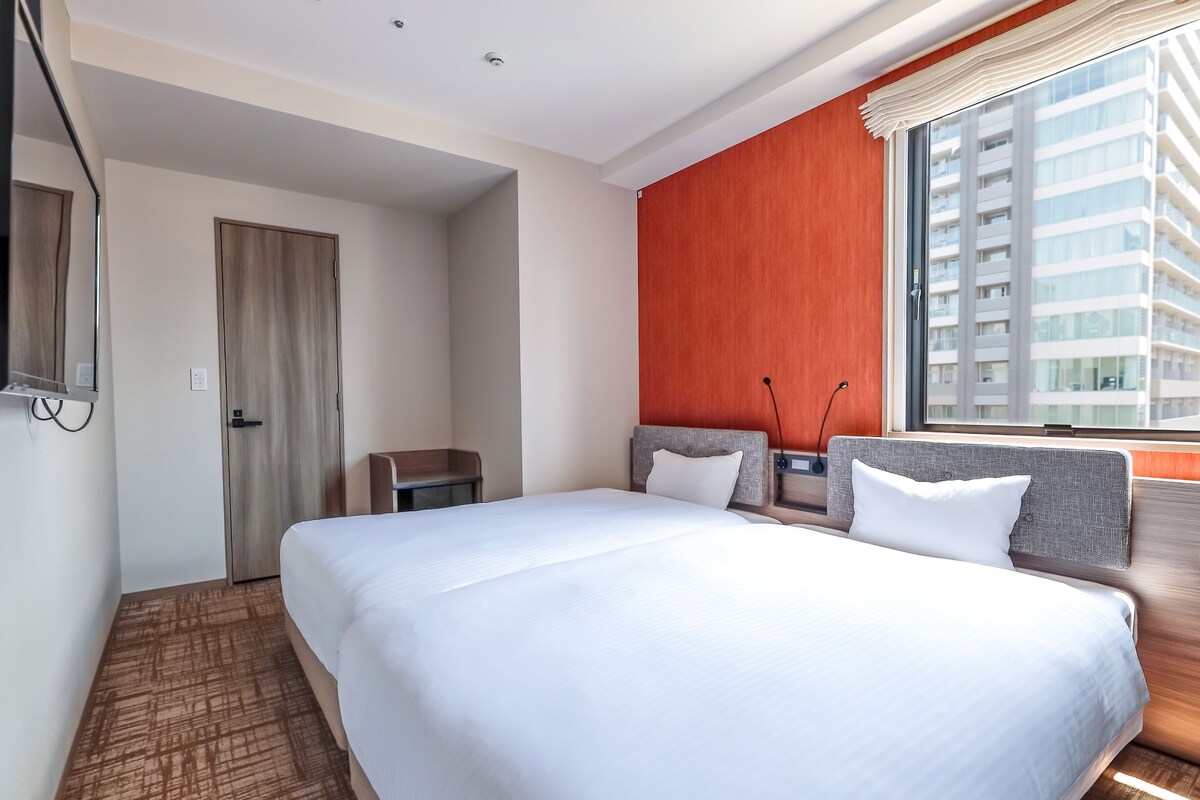 Memory foam beds, in-room safe, blackout drapes