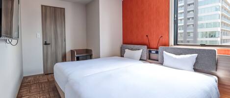 Memory foam beds, in-room safe, blackout drapes