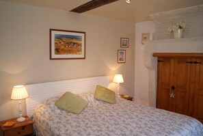 Individually decorated, desk, blackout curtains, iron/ironing board - Le Manoir de La Pataudière B&B (Villers-Canivet)