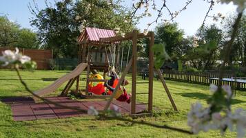 Tempat bermain anak - outdoor