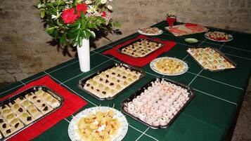 Melayani sarapan, makan siang, makan malam; dengan pemandangan taman