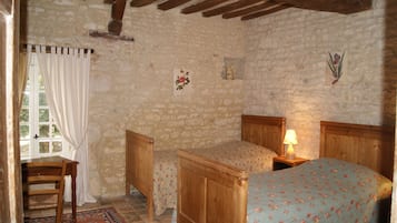 Suite Deluks (Monet / Flaubert) | Didekorasi berbeda-beda, meja kerja, dan tirai kedap cahaya