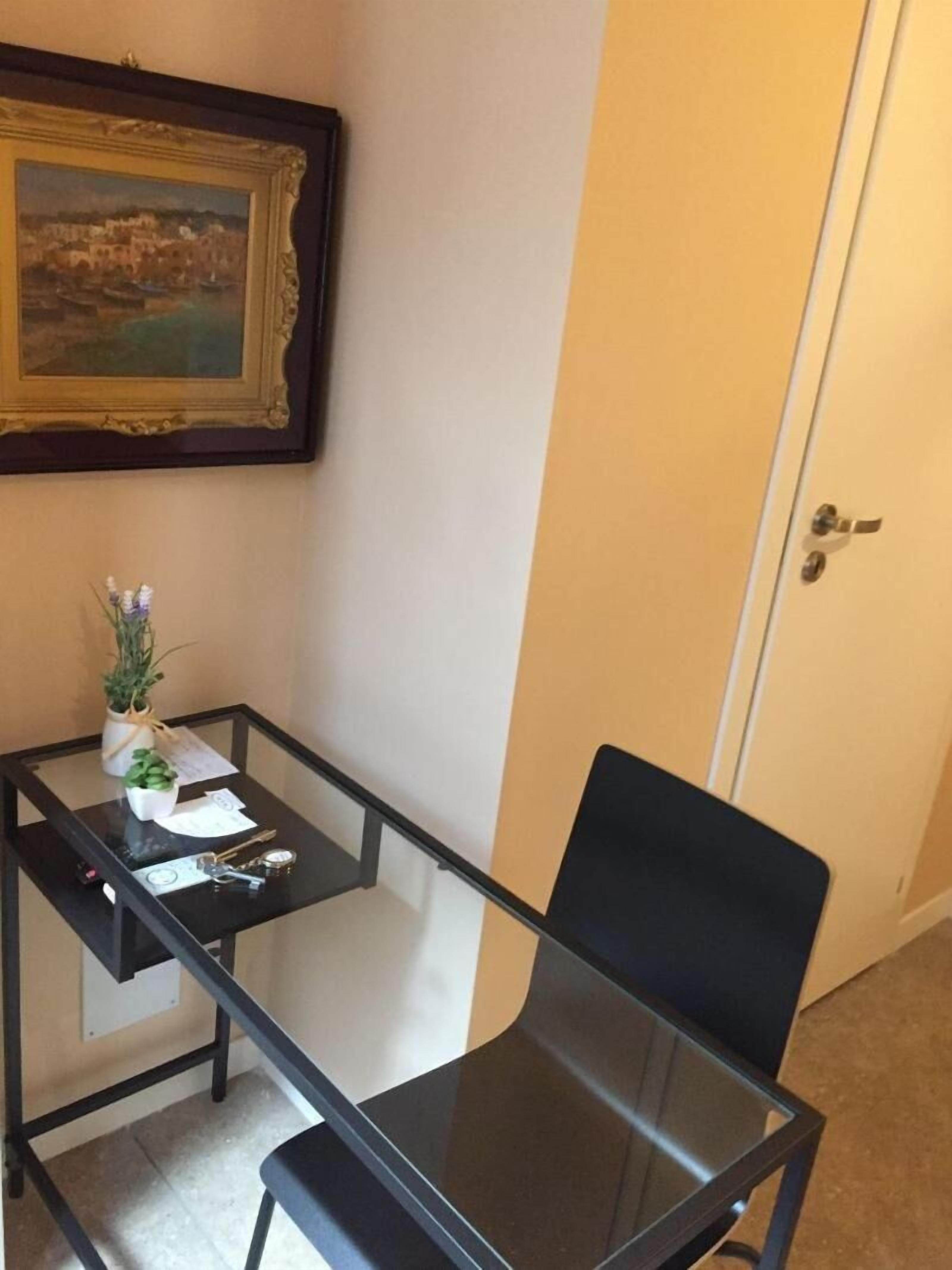 Bộ đồ giường cao cấp, minibar, két bảo mật tại phòng, bàn 