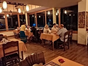 朝食に営業 (中華料理)