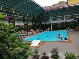 Una piscina al aire libre