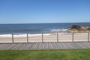 Cát trắng, nhà lều trên biển, ghế dài tắm nắng, dù trên bãi biển 