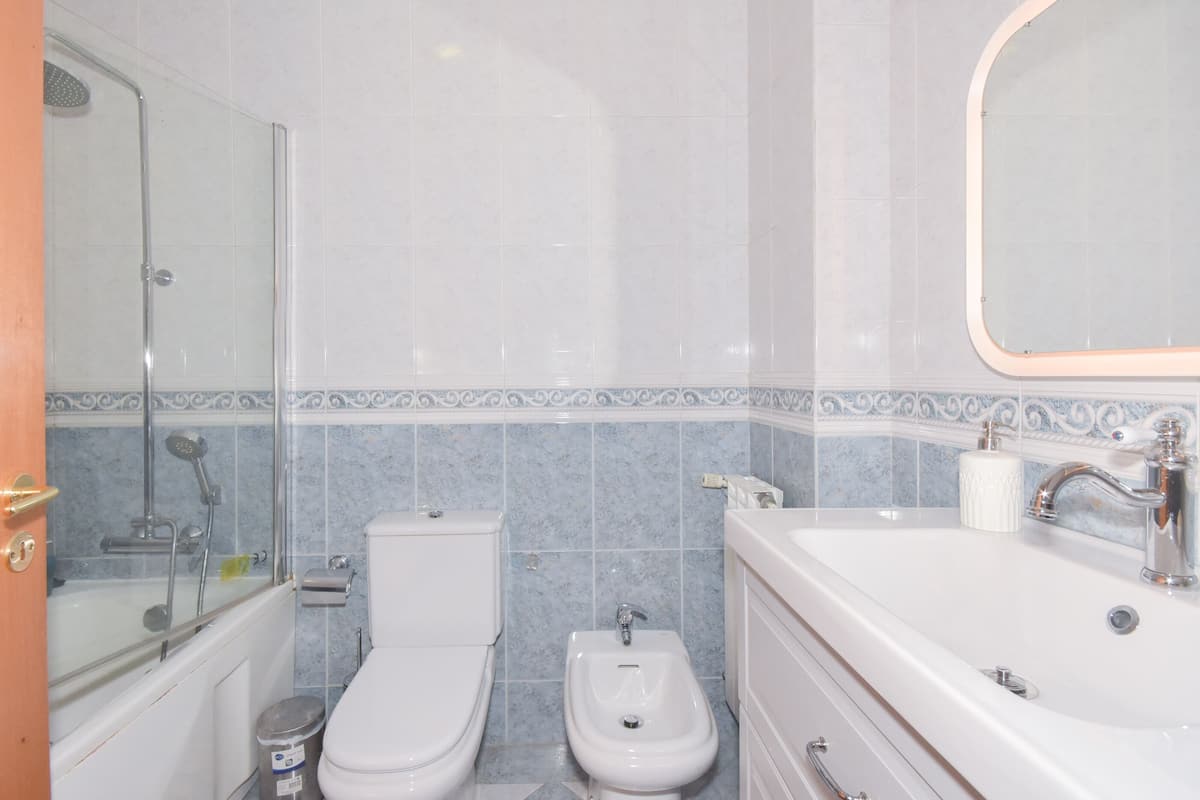 Apartment | Badezimmer | Duschwanne, Whirlpool, Regendusche, Haartrockner