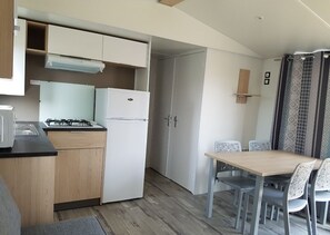 Fridge, microwave, oven, stovetop - Le Clairmarais (Clairmarais)