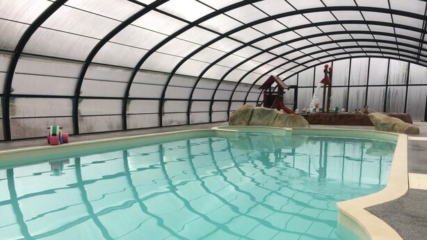 Una piscina cubierta
