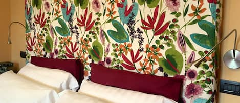 Comfort Τετράκλινο Δωμάτιο, 2 Υπνοδωμάτια, Συνδεόμενα Δωμάτια | Κλινοσκεπάσματα υψηλής ποιότητας, μίνι μπαρ, χρηματοκιβώτιο στο δωμάτιο