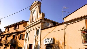 A building with a bell tower and a sign reading "ASSN' AMICI DI SAN ROCCO". - Residenza Viviani (Sant'Agnello)