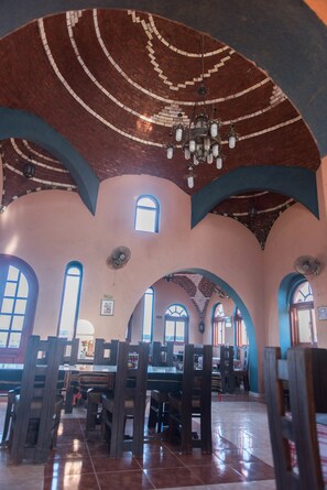 Family dining - Bedouin Castle (Al Bawiti)