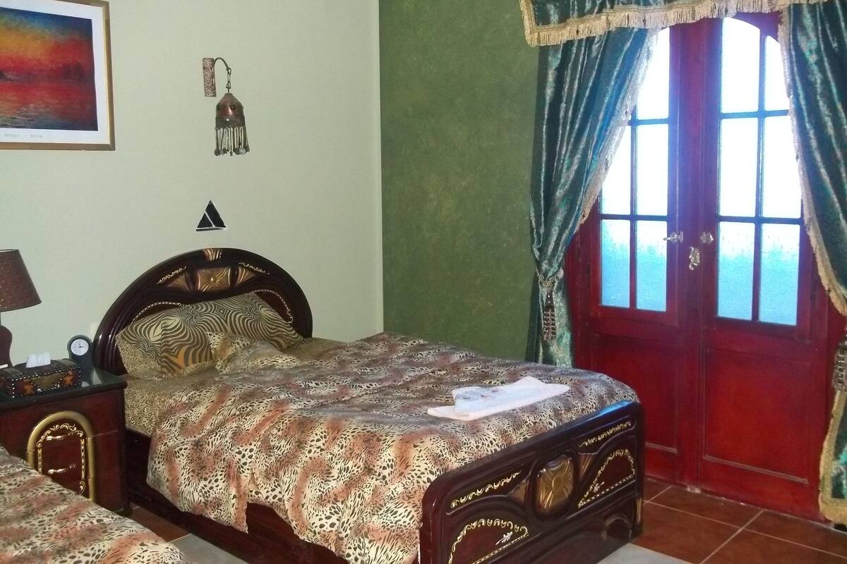 Habitación con 1 cama doble o 2 individuales | Sábanas de algodón egipcio, cortinas opacas, camas supletorias