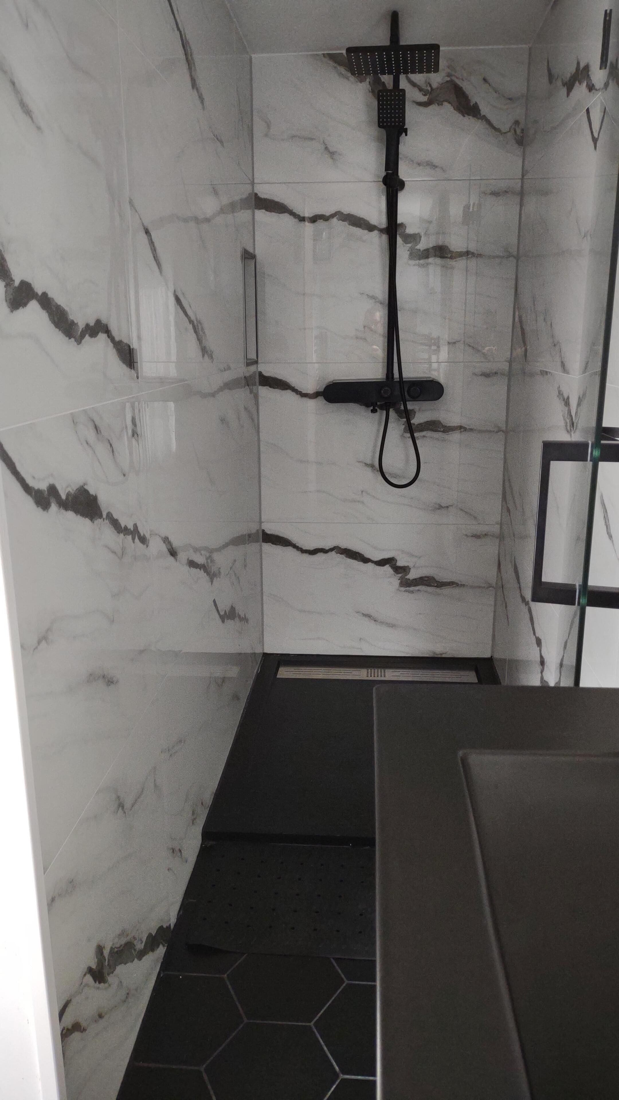 Tweepersoonskamer | Badkamer | Een douche, gratis toiletartikelen, een haardroger, handdoeken
