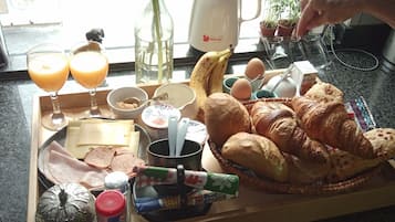 Petit-déjeuner complet (12.50 EUR par personne)