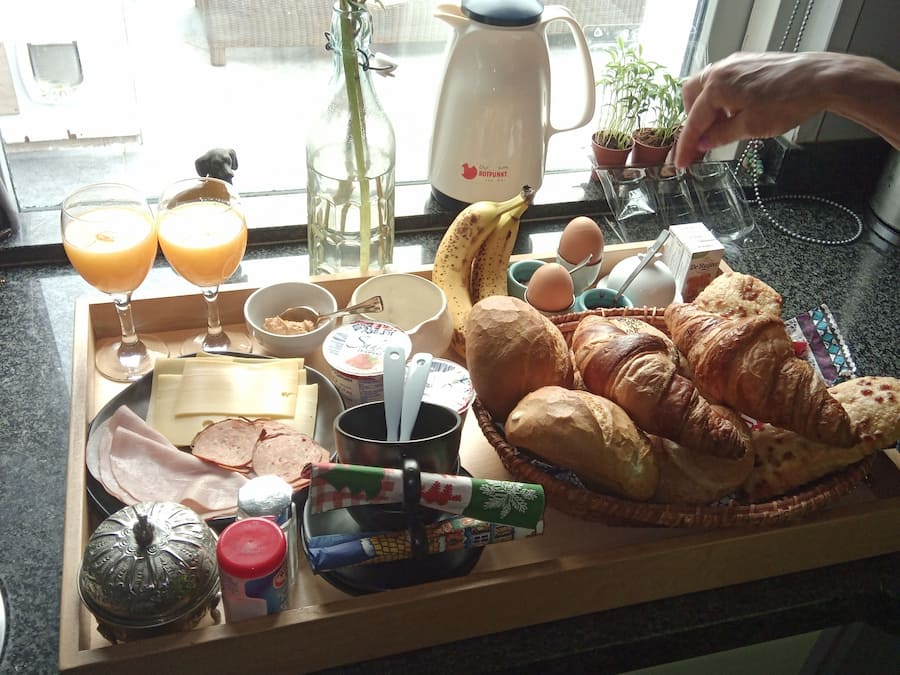 Sarapan lengkap setiap hari (EUR 13.50 per orang)