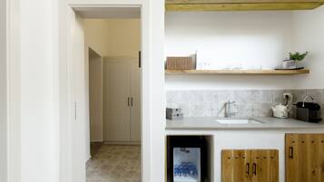 Departamento urbano, 2 habitaciones, en el área del patio | Cocineta privada | Refrigerador con congelador, tetera eléctrica y utensilios de cocina