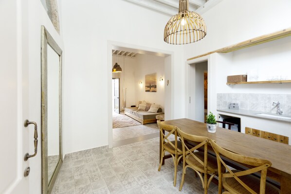 Appartement Ville, 2 chambres, côté cour intérieure | Coin cuisine privé | Grand réfrigérateur, bouilloire électrique