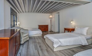 City Apartment, 3 Bedrooms, Courtyard Area | Desk, free WiFi, bed sheets