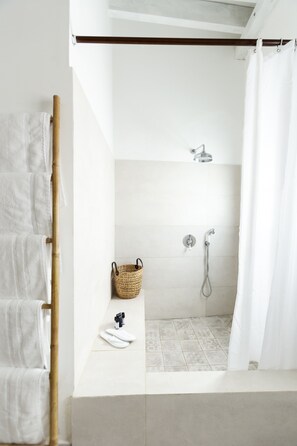 City-Apartment, 2 Schlafzimmer, zum Innenhof hin | Badezimmer | Dusche, Designer-Toilettenartikel, Haartrockner, Handtücher