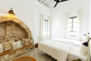 Desk, free WiFi, bed sheets - Akotika boutique Old City Apartments (Acre)