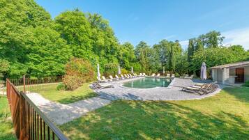 Piscine extérieure (ouverte en saison), chaises longues