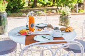 Daily buffet breakfast for a fee - Domaine des Tilleuls (Malaucene)