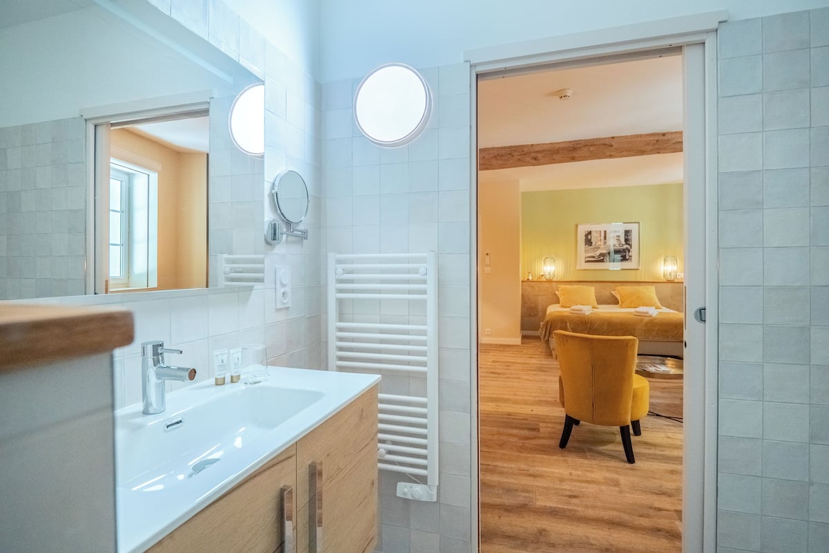 Junior Suite 3 pers. | Blendingsgardiner, wi-fi (inkludert) og individuelt dekorert