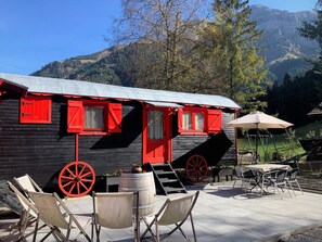 Romantische Ferienhütte, 1 Doppelbett, Bergblick, Hanglage | Terrasse/Patio
