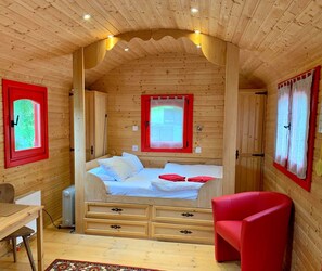 Cabin phong cách lãng mạn, 1 giường đôi, quang cảnh núi, cạnh sườn núi | Bộ đồ giường cao cấp, trang trí khác biệt 