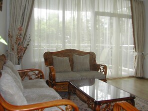 Apartamento, 2 quartos, sacada, vista para a piscina | 1 quarto, ferros/tábuas de passar roupa, Wi-Fi de cortesia