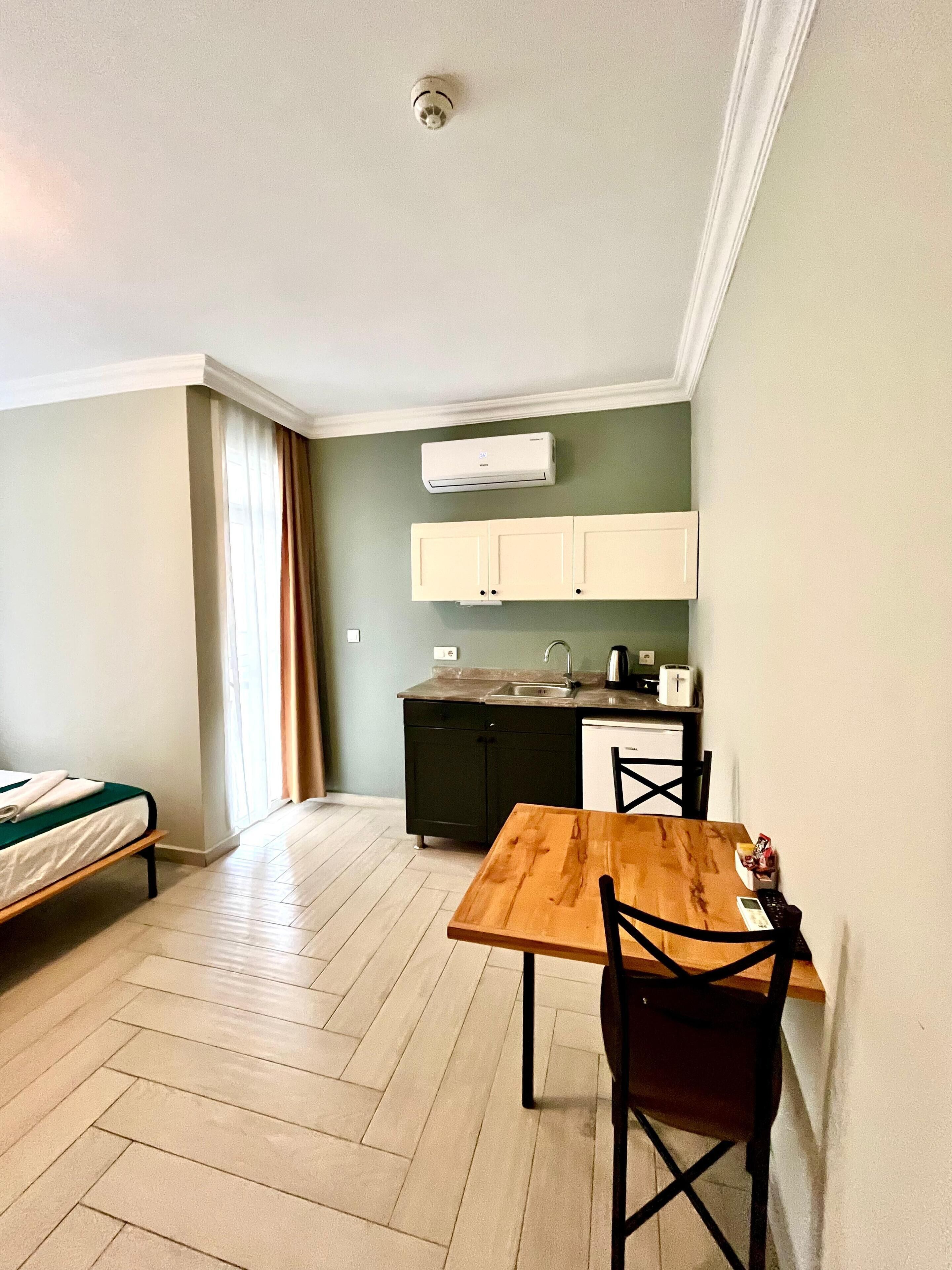 basic studio | private kitchen | fridge, stovetop, electric kettle, cookware/dishes/utensils