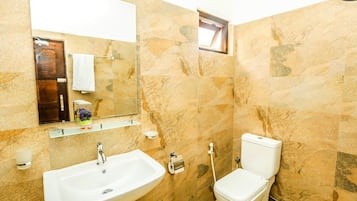 Shower, perlengkapan mandi gratis, pengering rambut, dan sandal