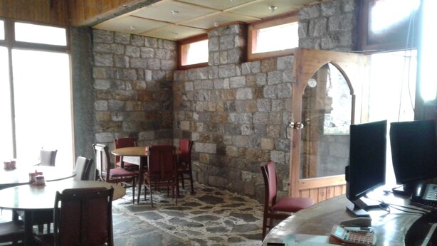 Family dining - Fairymeadows Inn (Bunji)