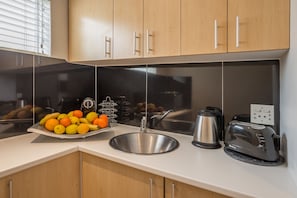 Comfort Suite, 1 Bedroom | Private kitchen