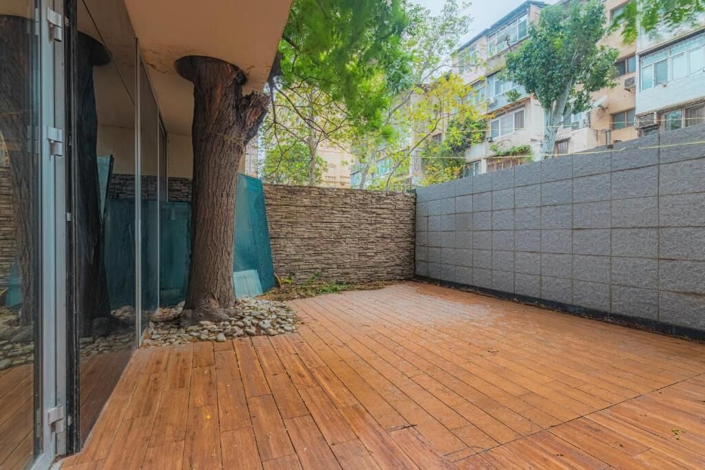 สนามรอบบริเวณ