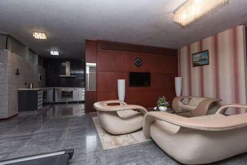 Appartamento Luxury, letti multipli | Area soggiorno | TV a schermo piatto, lettore DVD, servizi in streaming
