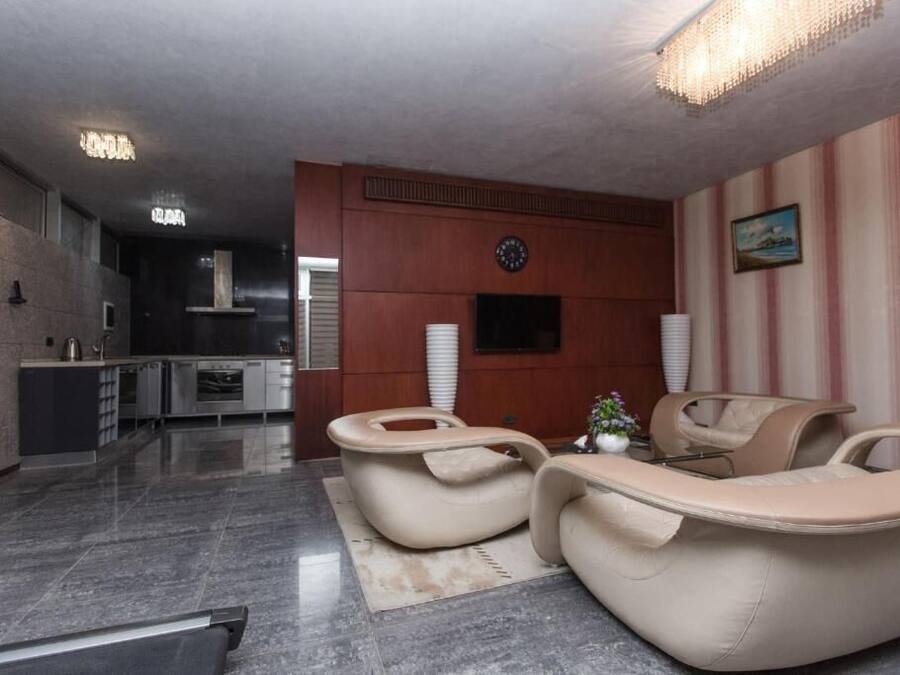 Căn hộ Cao cấp, nhiều giường | Khu phòng khách | TV màn hình phẳng, đầu đĩa DVD, dịch vụ stream