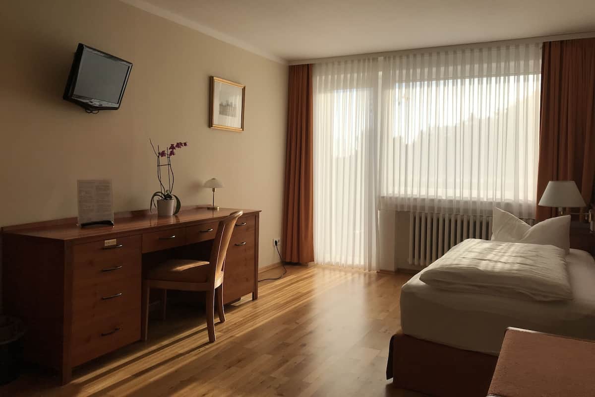 Quarto solteiro, 1 quarto | Quartos à prova de som, ferros/tábuas de passar roupa, Wi-Fi de cortesia