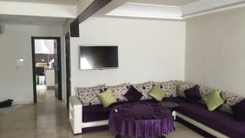 Deluxe-huoneisto, 3 makuuhuonetta, esteetön | Olohuone | Taulutelevisio