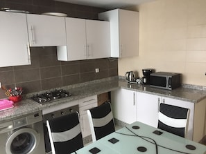 Appartement familial, 3 chambres | Cuisine privée | Réfrigérateur, four à micro-ondes, un four, surface de cuisson